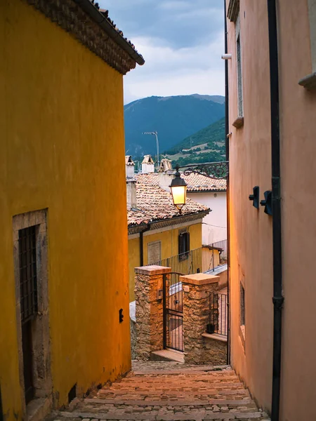意大利山区一个古老城镇的一条风景如画的狭窄街道 — 图库照片