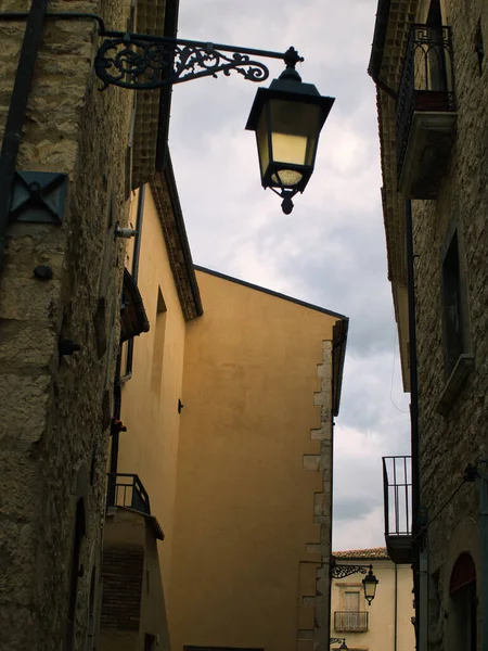 意大利一条狭窄街道上的墙头灯 历史名城中典型的狭窄街道 — 图库照片