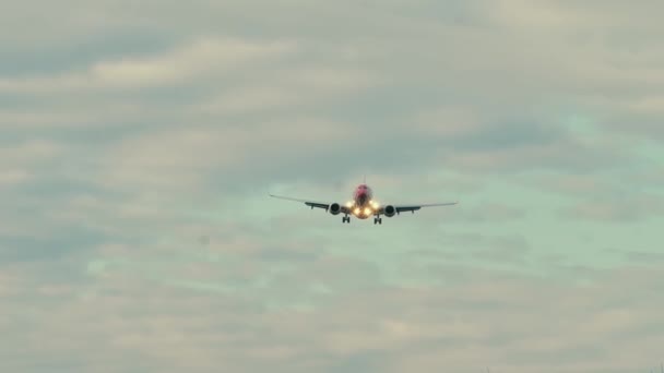 Αεροπλάνο Απογειώνεται Από Αεροδρόμιο Στο Φόντο Του Ουρανού Μεταφορά Επιβατών — Αρχείο Βίντεο