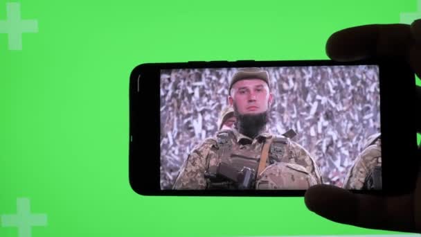 2023年3月27日 意大利罗马 乌克兰总统沃洛德梅尔 泽伦斯基 Volodymyr Zelenskyi 的电话在绿色背景下观看在线演讲 软性选择性聚焦 — 图库视频影像