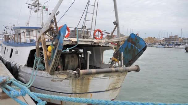 Barcos Pesqueros Amarrados Muelle Esperando Regresar Los Caladeros Cangrejo — Vídeo de stock