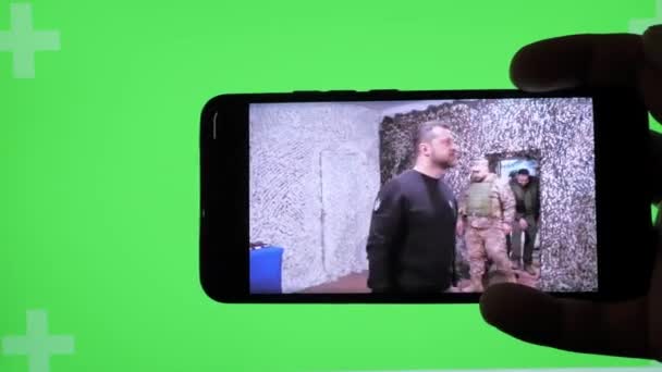 2023年3月27日 意大利罗马 乌克兰总统沃洛德梅尔 泽伦斯基在电话中观看新闻时 发表了绿色背景的讲话 软性选择性聚焦 — 图库视频影像