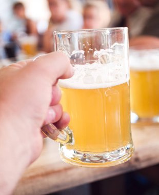 Elinde Soğuk Bira Bardağı tutan adam. Refresment Soğuk Lager Birası.