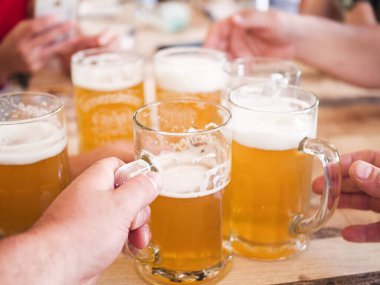 Bir sürü light bira. Bir grup adam bardaktan bira içiyor..