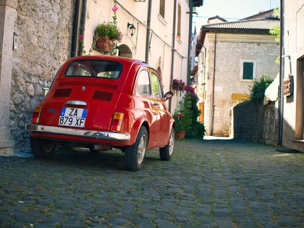 Italien Ein Winziger Roter Italienischer Fiat Oldtimer Der Einem Italienischen — Stockfoto