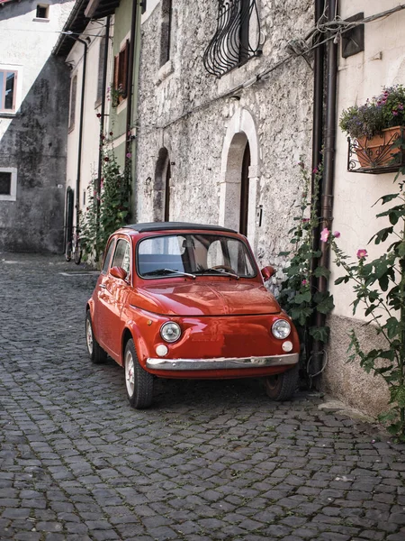 Itália Pequeno Carro Fiat Italiano Vintage Vermelho Estacionado Uma Área — Fotografia de Stock
