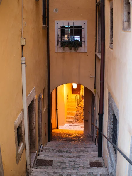 意大利阿布鲁佐地区一座古城的狭窄街道上有石阶 背景是五彩斑斓的古建筑 — 图库照片