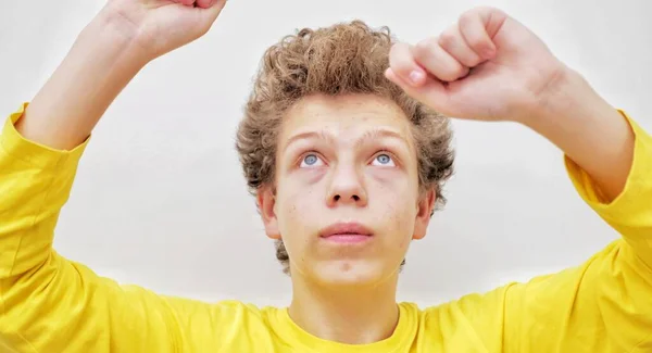 Young Surprised Guy Curly Hair Holds His Hair His Hands — Fotografia de Stock