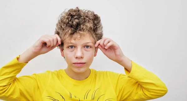 Teenage Boy Squeezes Acne While Looking Phone Problem Teenage Acne — Zdjęcie stockowe