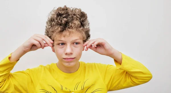 10代の男の子は電話を見ながらにきびを絞る 十代のにきびの問題 — ストック写真