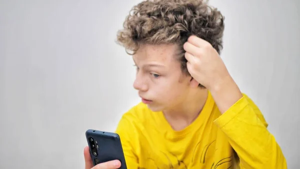 Teenage Boy Squeezes Acne While Looking Phone Problem Teenage Acne —  Fotos de Stock