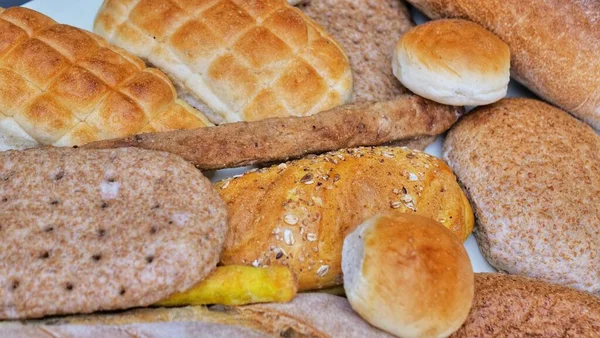 Frisch Duftendes Brot Auf Dem Tisch Ernährungskonzept — Stockfoto