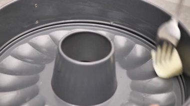 Fırın tabağını yağladıktan sonra tereyağını çatalla kes.