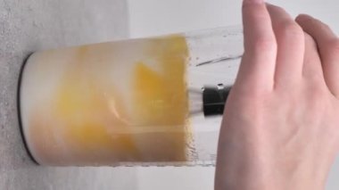 Şeffaf bir kasede yumurtaları elektrikli mikserle çırpmak. Yemek blogu, un ürünleri. Yemek fotoğrafları. Yumurtayı unun içine dök. Evde yemek pişirmek. Ev atmosferi