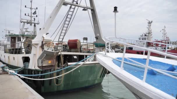 Vissersboten Afgemeerd Aan Kade Wachtend Terug Keren Naar Krab Visgronden — Stockvideo