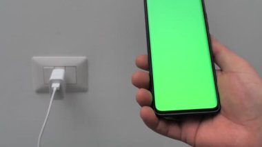 Fişi çekerek enerji tasarrufu yap. Elektrik ürünlerini şarj et ve kullanımdan sonra fişini çek. Beyaz elektrik prizi ya da soketi kapat