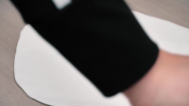 Женщина Выкатывает Тесто Белый Мраморный Стол Деревянной Скалкой Приготовления Выпечке — стоковое видео