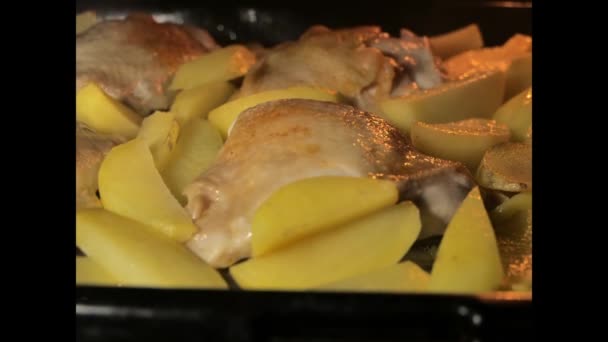 Ψήσιμο Μπούτια Κοτόπουλου Πατάτες Μια Πιατέλα Στο Φούρνο Μαγείρεμα Timelapse — Αρχείο Βίντεο