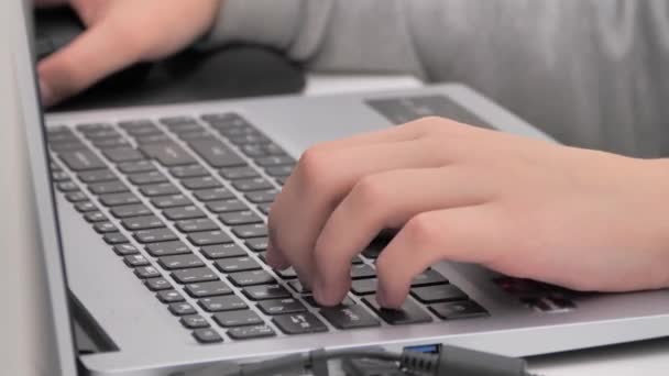 Zbliżenie Nastolatków Piszących Klawiaturze Laptopa Biurze Nierozpoznawalny Nastolatek Pracujący Komputerze — Wideo stockowe