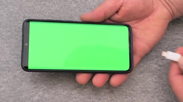 Carregar Carregando Celular Smartphone Homem Tem Telemóvel Mão Conectando Carregador — Vídeo de Stock