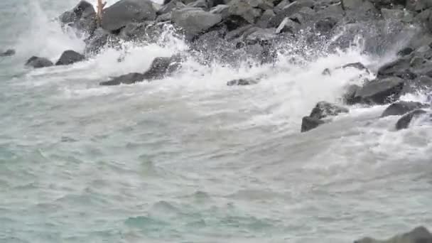 Mořské Vlny Narážejí Pobřežní Skály Písečné Pláži — Stock video