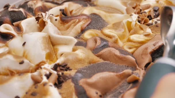 Mișcare Lentă Închideți Înghețata Ciocolată Chip Scoasă Din Recipient Lingură — Videoclip de stoc