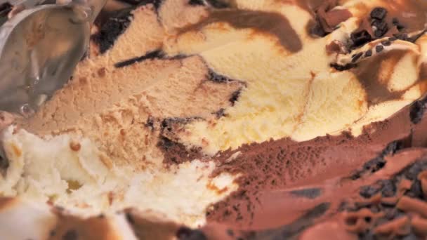 慢动作关闭冰淇淋巧克力块用勺子从容器中捞出的食物概念 — 图库视频影像