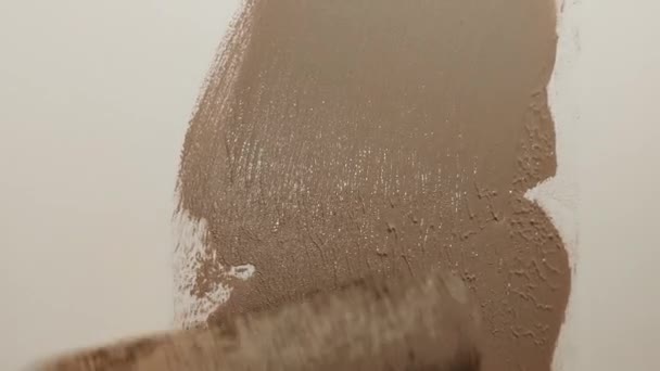 Roller Schilderij Van Een Witte Muur Met Bruine Verf — Stockvideo