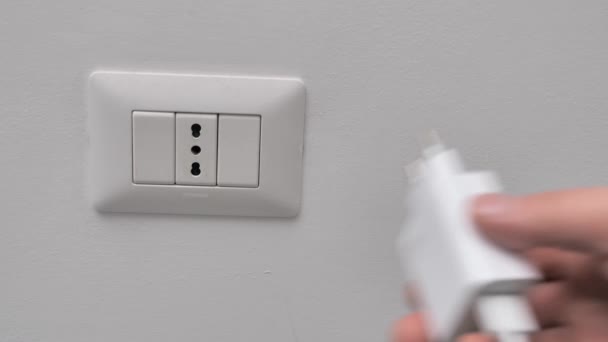 拔掉插头装置可以节省能源 充电电气产品并在使用后拔掉插头 白色电源插座或插座的特写 — 图库视频影像