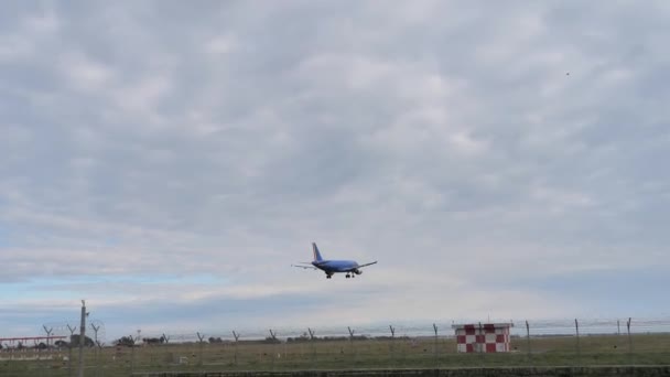 Profesjonalny Film Samolotem Lecącym Nad Głową Samolot Zaraz Wyląduje — Wideo stockowe