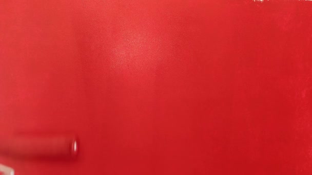 赤いアクリル絵具 壁に絵を描く男 — ストック動画