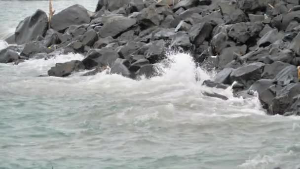Mořské Vlny Narážejí Pobřežní Skály Písečné Pláži — Stock video