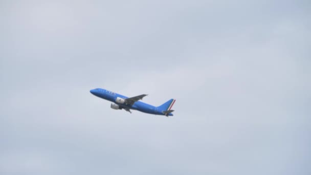 Long Shot Passenger Plane Approaching Land Airliner Flies Cloudy Gray — 비디오