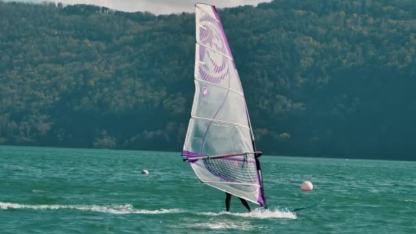 Windsurfer Ślizga Się Jeziorze Górskim Sporty Ekstremalne — Wideo stockowe