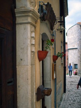 Old Town 'ın içinde dar bir sokak. Evin girişi dar bir sokakta..