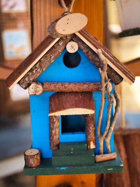 通りの木製の鳥の家のビューを閉じる — ストック写真