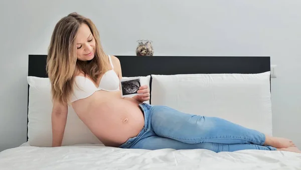 超音波画像妊娠中の赤ちゃんの写真 超音波妊娠画像を保持している女性 医薬品 医療や人々の概念 — ストック写真