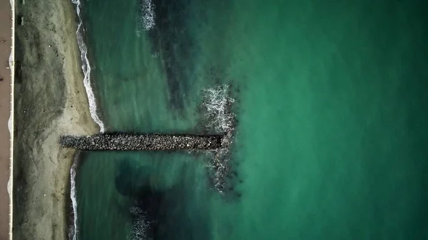 石头和碧绿的大海 无人驾驶飞机射击 — 图库照片