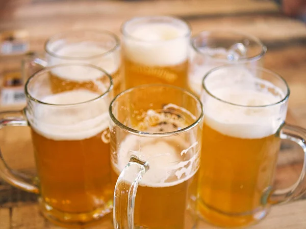 Склянки Легкого Пива Відображаються Колі Дерев Яному Столі Накладні Пивні Стокове Зображення