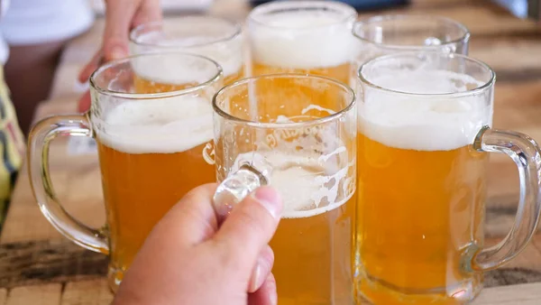 几杯淡啤酒 一帮人用眼镜喝啤酒的人 — 图库照片