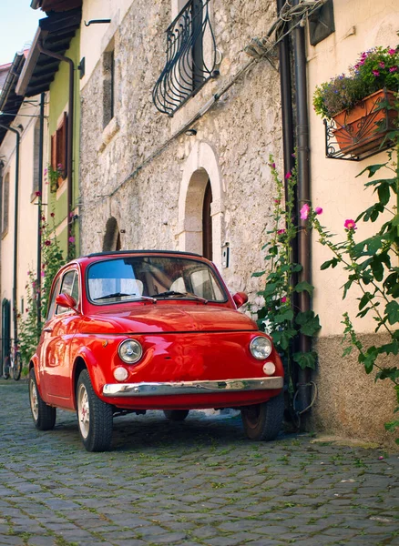 Itália Pequeno Carro Italiano Vintage Vermelho Estacionado Uma Área Cidade — Fotografia de Stock