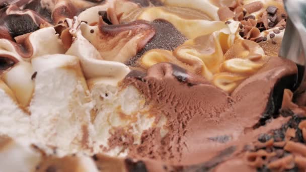 Медленное Движение Закрыть Мороженое Шоколадная Крошка Контейнера Ложкой Концепция Питания — стоковое видео
