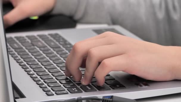 Крупним Планом Руки Підлітків Друкують Клавіатурі Ноутбука Офісним Столом Невпізнаваний — стокове відео