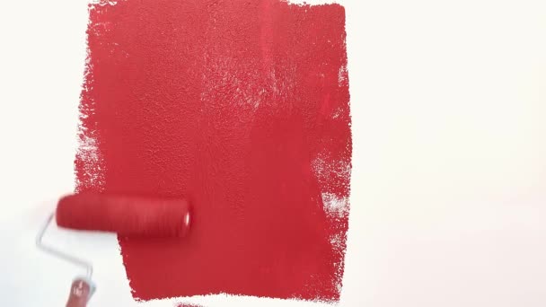 Tinta Acrílica Vermelha Homem Pinta Uma Parede — Vídeo de Stock