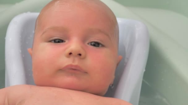 Гигиенические Процедуры Новорожденных Купание Ребенка Ванной Счастливый Ребенок Ванной Теплая — стоковое видео