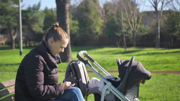 Una Joven Está Sentada Con Teléfono Sus Manos Mamá Moderna — Vídeos de Stock