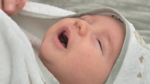 Autentyczne Zbliżenie Uroczego Noworodka Białej Szacie Bawiącego Się Matką Kąpieli — Wideo stockowe