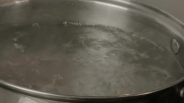 Kaynar suda spagetti pişirme işlemi. Kavanozda kaynamış makarna, yakın çekim..