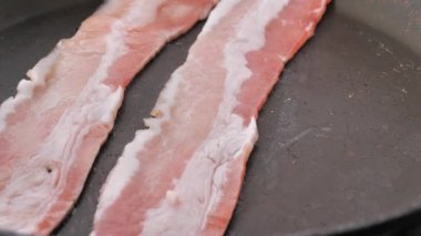 Domuz boynunun yanında büyük bir tavada kızartılmış.