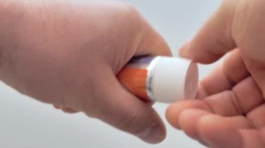 Adam el kremini açıyor. Kapat.